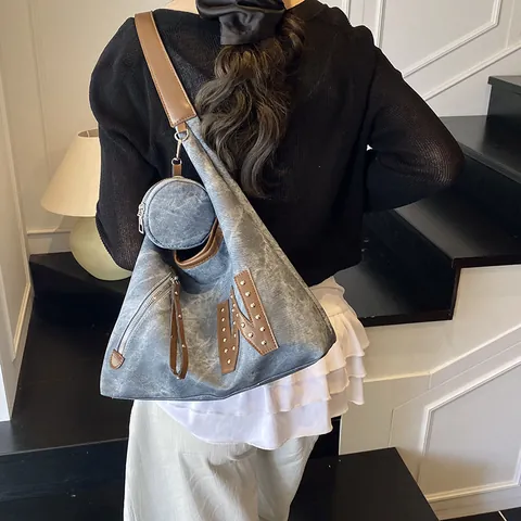 Sac à Épaule Vintage Grande Capacité pour Femmes Rétro en Similicuir PU Sac Hobo Avec Rivets Patch Lettre Et Petit Porte-monnaie