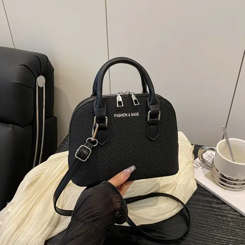 Borsa a Mano Donna in Pelle PU con Tessitura Intrecciata a Forma di Conchiglia Borsa a Tracolla Versatile con Lettere in Metallo