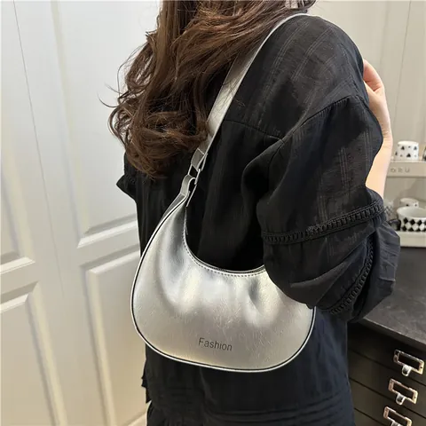 Damen Mode Halbmond Achseltasche PU Leder Metallic Schleife Anhänger Hobo Schultertasche Street Casual Daily Commute Handtasche