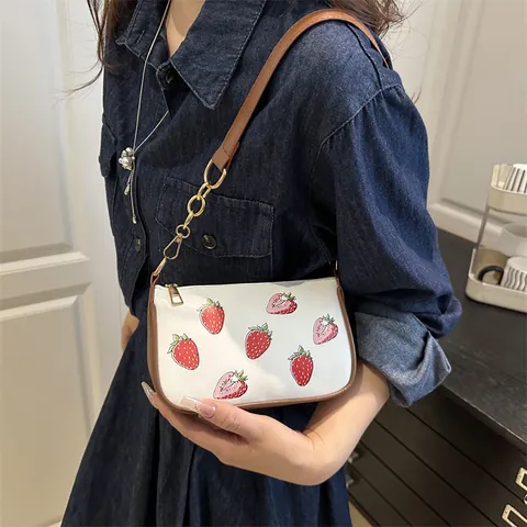 Sac Sous le Bras pour Femmes Imprimé Fraise en Cuir PU Petit Sac à Épaule Avec Décoration Chaîne Dorée pour le Trajet