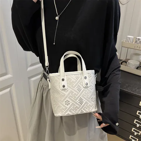 Bolso Cubo Bordado Retro para Mujer Cuero PU Patrón Geométrico Floral Bolso de Hombro Cruzado Pequeño Con Remaches Plateados