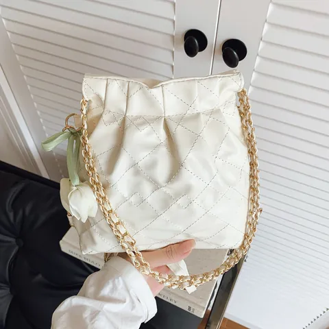 Borsa a Secchiello Trapuntata Elegante da Donna Con Ciondolo a Tulipano Tracolla a Catena in Oro Pelle PU Borsa a Spalla