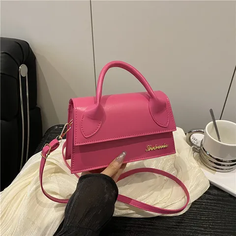 Dames PU Leer Mini Handheld Crossbody Tas Minimalistische Flap Kleine Vierkante Tas Met Verstelbare Riem Metalen Logo Elegante Dagelijkse Tas