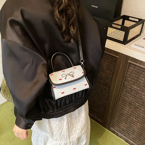 Damen Mode PU Leder Kleine Quadratische Tasche Mit Schleife Dekor Polka Dot Herz Muster Umhängetasche Für Alltag Party
