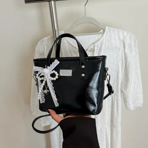 Sac à Main Femme en Cuir Verni Brillant Avec Nœud en Dentelle Charme Künstliche Perle Petit Sac à Main Bandoulière Réglable