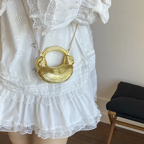 Mini Sac de Soirée Croissant à Texture Métallique pour Femmes Avec Plis Ondulés Poignée Nouée Chaîne en Métal Sac Bandoulière Pochette de Fête Mode