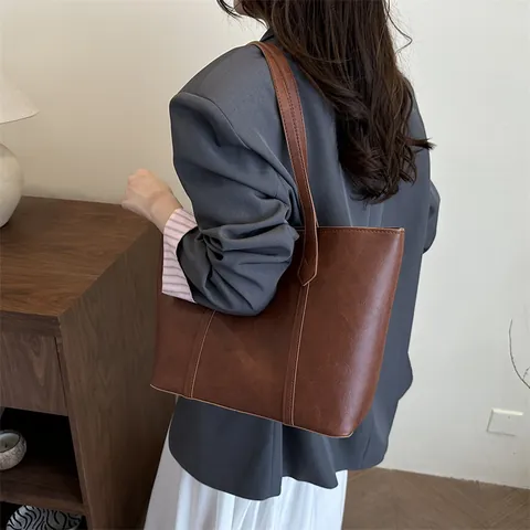 Borsa Tote in Pelle PU Vintage Grande Capacità Minimalista Borsa a Tracolla Scritte Dorate Borsa per Pendolari per Donna