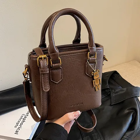 Bolso de Cubo de Cuero PU Vintage Para Mujer Bolso de Mano y Bandolera Diseño de Nicho Con Colgante de Oso Color Contraste