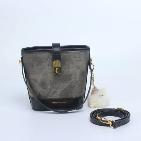 Bolso de Cubo de Retazos de Tela de Cuero PU Vintage Para Mujer Bolso de Hombro Cruzado Casual Con Colgante de Monstruo de Peluche Bolso de Moda Simple