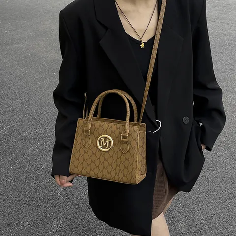 Borsa da Donna in Pelle PU con Stampa Lettera Monogramma M Logo in Metallo Circolare Oro Piccola Borsa a Tracolla Quadrata