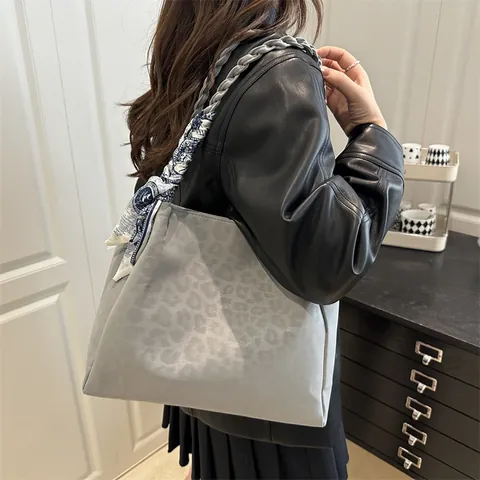 Borsa Tote da Donna Vintage con Stampa Leopardata in Pelle PU Grande Capacità Borsa a Tracolla Con Manico Intrecciato Sciarpa di Seta Decorativa Casual Pendolare Moda Borsa a Mano