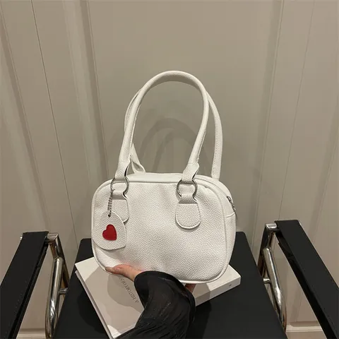 Borsa Sotto l'Ascella da Donna Minimalista in Pelle PU Texture al Litchi Borsa a Mano Quadrata Con Ciondolo a Cuore Rosso Anello in Metallo Borsa a Tracolla
