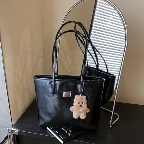 Bolso Tote de Cuero PU Brillante de Gran Capacidad para Mujer Bolso de Hombro Minimalista Retro Con Colgante de Oso Diario