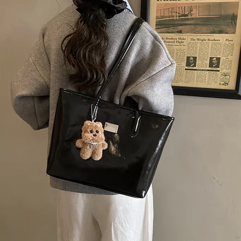 Bolso Tote de Cuero PU Brillante de Gran Capacidad para Mujer Bolso de Hombro Minimalista Retro Con Colgante de Oso Diario
