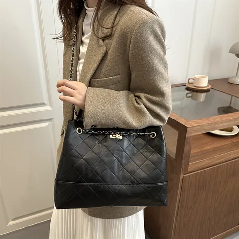 Damen Große Kapazität Gesteppte Tragetasche Vintage Wildlederimitat Farbblock Schultertasche Mit Metallkette Drehverschluss Handtasche