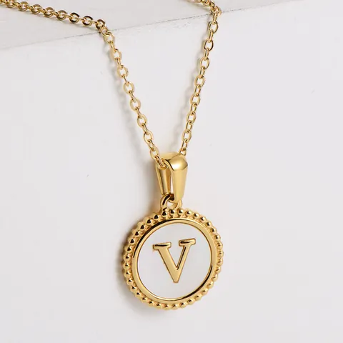 Collana da Donna in Acciaio Inossidabile Placcato Oro 18k Con Ciondolo a Lettera Iniziale in Conchiglia Bianca Bordo Perlato