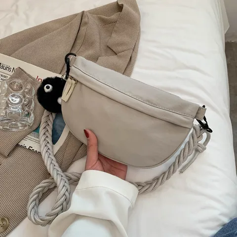 Borsa a Tracolla a Mezzaluna in Nylon da Donna Tracolla Intrecciata Ciondolo in Peluche Stile Giapponese Casual Borsa a Spalla Tinta Unita