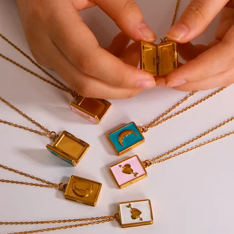Collana Medaglione Vintage in Acciaio Inossidabile Placcato Oro 18K Smalto Cuore Luna Libro Pendente Cornice Catena Collana per Donna Gioielli