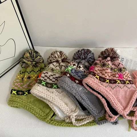 Cappello Trapper da Donna Invernale Spesso a Maglia Con Paraorecchi Jacquard Geometrico Bohemian Con Pompon e Nappe Foderato in Pile