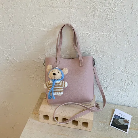 Sac Seau En Cuir PU À Motif Litchi Pour Femmes Sac À Main Fourre-tout Minimaliste Avec Pendentif Ours Bandoulière Amovible