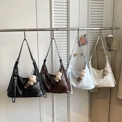 Bolso de Hombro Hobo de Cuero PU de Gran Capacidad para Mujer Bolso Tote Cuadrado Minimalista Japonés Con Colgante de Peluche