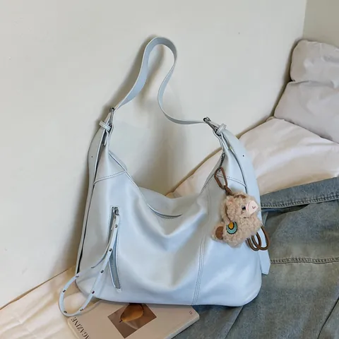 Bolso de Hombro Hobo de Cuero PU de Gran Capacidad para Mujer Bolso Tote Cuadrado Minimalista Japonés Con Colgante de Peluche