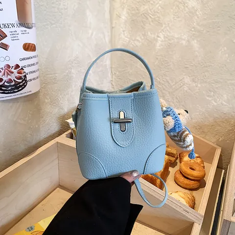 Borsa a Secchiello da Donna in Pelle PU con Trama Litchi Minimalista Borsa a Tracolla con Pendente a Orsetto per Uso Quotidiano