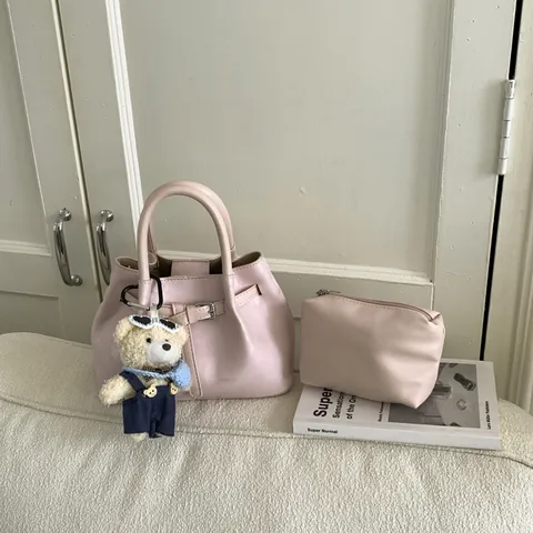 Sac Seau pour Femme en Cuir PU Style Coréen Décoration de Ceinture Minimaliste Sac à Main avec Pendentif Ours en Peluche Sac à Bandoulière Tendance