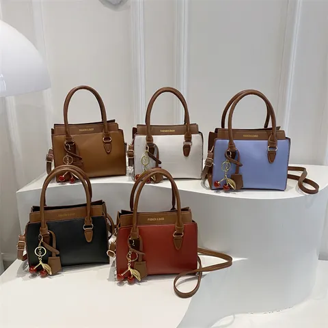Dames Kiezel PU Leer Vierkant Handtas Contrastkleur Pendelaar Schoudertas Met Kersenhanger Crossbody Tas Voor Kantoor Dagelijks