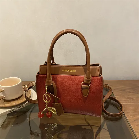 Dames Kiezel PU Leer Vierkant Handtas Contrastkleur Pendelaar Schoudertas Met Kersenhanger Crossbody Tas Voor Kantoor Dagelijks