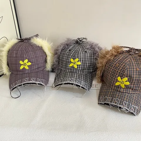 Colbacco Plaid Invernale Donna Uomo Cappello Baseball con Paraorecchi in Pelliccia Sintetica Ricamo Floreale Caldo Antivento Sci