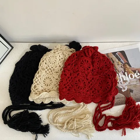 Handgefertigte Häkel-Balaclava-Mütze Damen Winter Warme Strickhaube Mit Langen Quasten Böhmische Durchbruch Ohrenschützer-Kappe