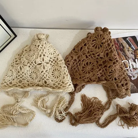 Handgefertigte Häkel-Balaclava-Mütze Damen Winter Warme Strickhaube Mit Langen Quasten Böhmische Durchbruch Ohrenschützer-Kappe