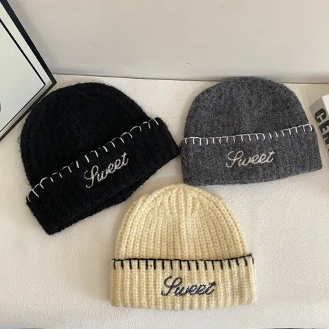 Women's Sweet Letter Embroidery Knitted Beanie Hat Autumn Winter Warm Acrylic Skull Cap With Contrast Stitching For Outdoor