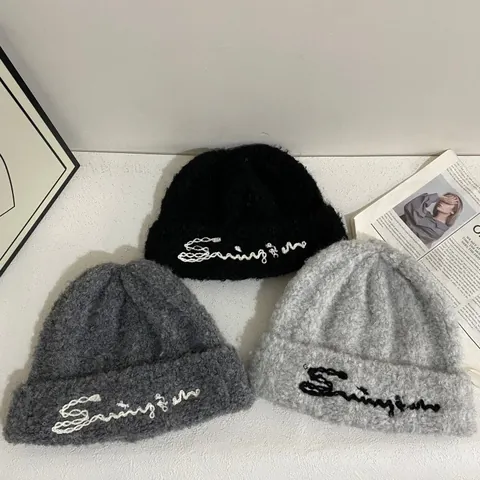 Gorro de Punto Sherpa de Invierno para Mujer Forro Polar Suave Cálido Borde Doblado Letra Bordada Gorro Casual Suave