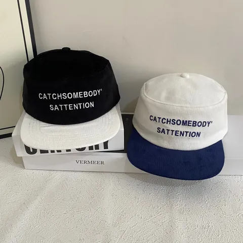 Cappellino Unisex in Velluto a Coste con Visiera Piatta e Blocchi di Colore Ricamo Lettere Hip Hop Baseball Hat Streetwear Autunno Inverno