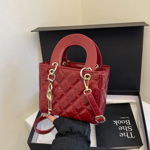 Damen Gesteppte PU Leder Handtasche Mode Kleine Quadratische Umhängetasche Mit Goldenem Metallanhänger Verstellbarem Riemen Pendlertasche
