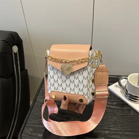Bolso Cuadrado Pequeño de Moda con Bloques de Color Estampado de Letras M para Mujer Cierre Corazón Cadena Dorada Bandolera