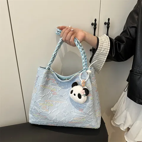 Bolso Tote Acolchado de Gran Capacidad para Mujer Bordado Ondulado Asa Trenzada Bolso de Hombro de Nylon Con Colgante Panda