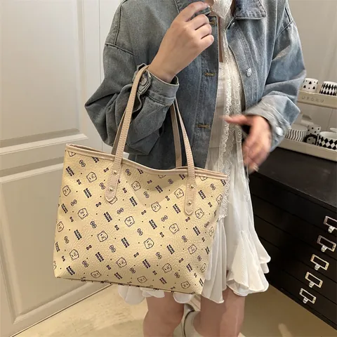 Sac Cabas Femme en Cuir Synthétique Grande Capacité Rétro Impression Ours Dessin Animé Sac à Main Navettage Sac à Épaule Avec Rivets Métalliques