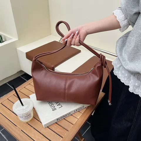 Dames Minimalistische PU Lederen Onderarm Hobo Tas Vintage Halve Maan Schoudertas Met Knoopriem En Metalen Bal Decor