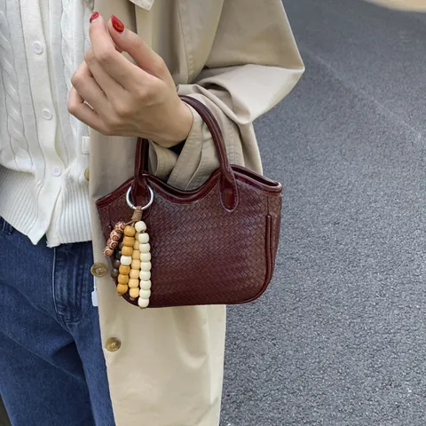 Bolso de Cubo Tejido Casual para Mujer Bandolera de Cuero PU Con Colgante de Cuentas de Madera Bolso de Hombro Color Sólido Versátil