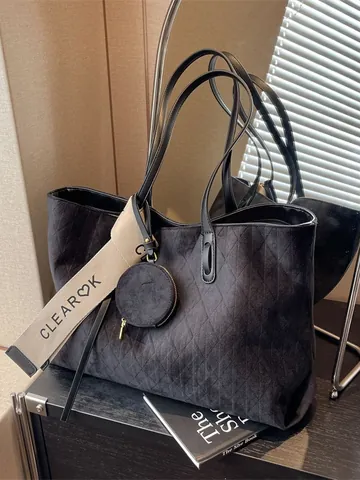 Borsa Tote Trapuntata da Donna Grande Capacità Effetto Scamosciato Rétro Con Portamonete Rotondo e Tracolla Con Lettere