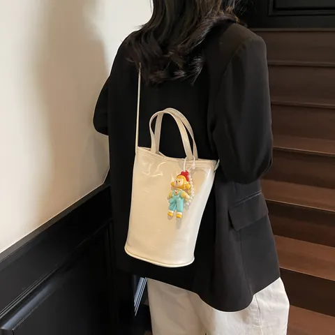 Women's PU Leather Bucket Bag Minimalist Solid Color Crossbody Shoulder Bag With Cartoon Doll Pendant Pearl Chain Summer Small Handbag