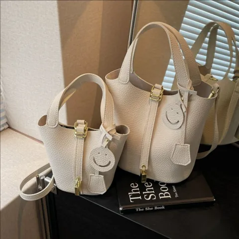 Sac Seau Rétro en Cuir PU pour Femmes Motif Litchi Avec Verrou en Métal et Pendentif Smiley Petit Sac à Main Bandoulière