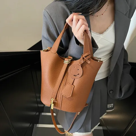 Sac Seau Rétro en Cuir PU pour Femmes Motif Litchi Avec Verrou en Métal et Pendentif Smiley Petit Sac à Main Bandoulière