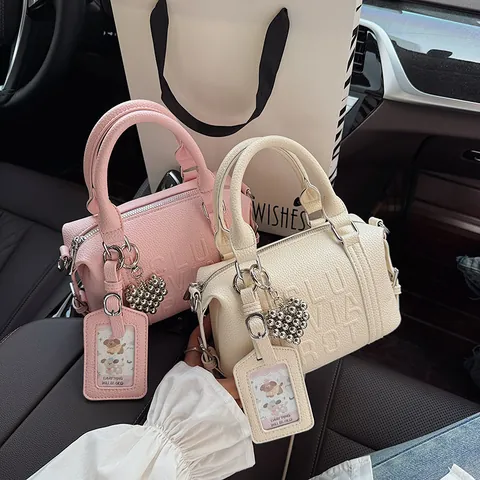 Sac Oreiller Boston avec Lettres Embossées Femme en Similicuir PU Litchi Sac à Main avec Pendentif Coeur Bandoulière