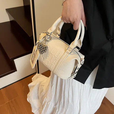 Sac Oreiller Boston avec Lettres Embossées Femme en Similicuir PU Litchi Sac à Main avec Pendentif Coeur Bandoulière