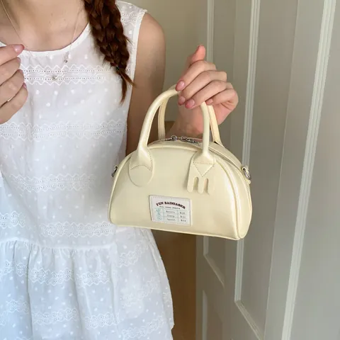 Mini Borsa a Tracolla da Donna in Pelle PU Borsa Bowling alla Moda con Decorazione Creativa Posate Etichetta Retro Piccola Borsa a Spalla Quotidiana