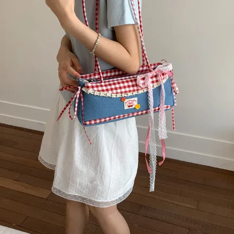 Borsa a Spalla da Donna Dolce Retro in Denim con Bordo in Pizzo Gingham Rosso e Decorazione Fiocco Ciliegia Cottagecore